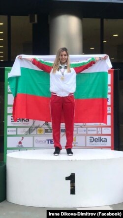  Ирен гордо развява българското знаме след завоюваните медали 