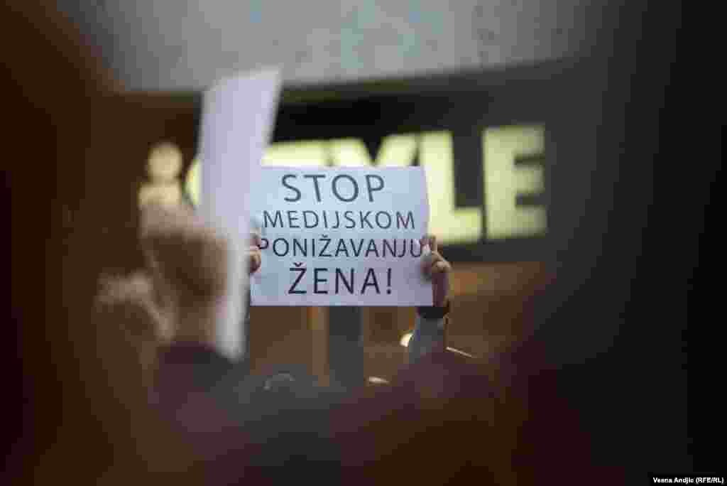 &quot;Ženama u Srbiji oduzima se dostojanstvo i pravo na život bez nasilja&quot;, poruka je protesta u centru Beograda&nbsp;u organizaciji neformalnog kolektiva &quot;Ženska solidarnost&quot;. &quot;Nama govore da je 25 ubijenih žena od početka godine porodično nasilje, da je to krvavi pir. Mi znamo da je to nasilje koje su institucije ignorisale i zbog čega su žene ubijene&quot;, naglasila je Jelena Riznić.