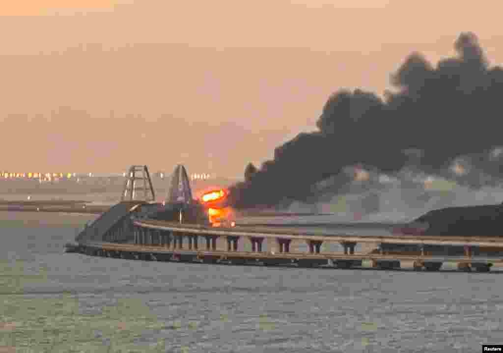 Сообщения о взрыве на Керченском мосту появились рано утром в субботу 8 октября. Черные клубы дыма над мостом были хорошо видны из нескольких районов Керчи.