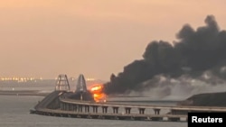Черные клубы дыма над Керченским мостом. 8 октября 2022 года