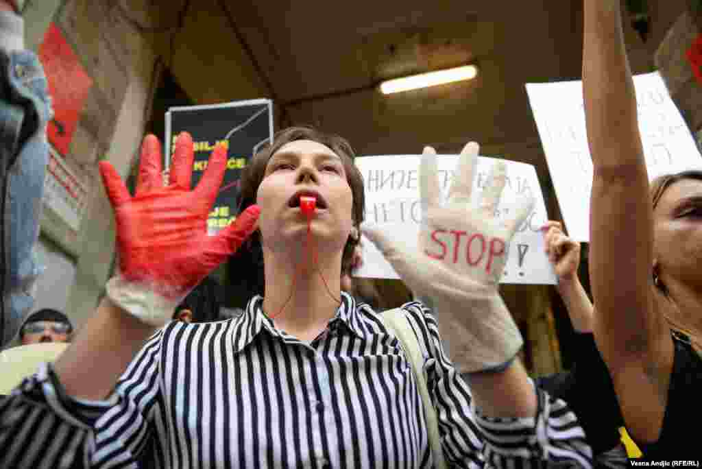 Zahtevi protesta su:&nbsp;Donošenje Zakona o registru i nadzoru silovatelja, povlačenje intervjua sa višestrukim silovateljem sa interneta, ukidanje finansiranja tabloida iz budžeta države i gradova, te obavezna primena smernica za izveštavanje o nasilju prema ženama.
