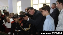 Школьникам в Джанкое показали как стрелять из автомата Калашникова, 12 октября 2022 года