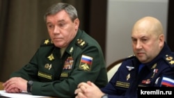 Ofițerul militar cu funcția cea mai înaltă din Rusia, generalul Valeri Gherasimov (stânga), și generalul Serghei Surovikin (dreapta), numit de Putin comandant general al Rusiei pentru invazia din Ucraina, în 2021 