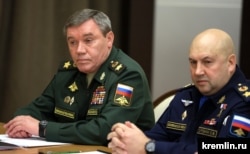 Surovikin (në anën e djathtë të fotografisë) dhe gjenerali Valery Gerasimov, kreu i shtabit të përgjithshëm të forcave të armatosura ruse. Surovikin (right) with General Valery Gerasimov, the head of the Russian armed forces' General Staff in 2021.