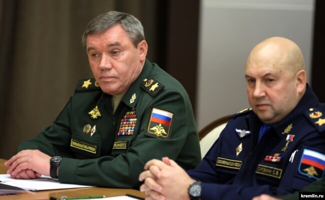 Surovikin (në anën e djathtë të fotografisë) dhe gjenerali Valery Gerasimov, kreu i shtabit të përgjithshëm të forcave të armatosura ruse. Surovikin (right) with General Valery Gerasimov, the head of the Russian armed forces' General Staff in 2021.