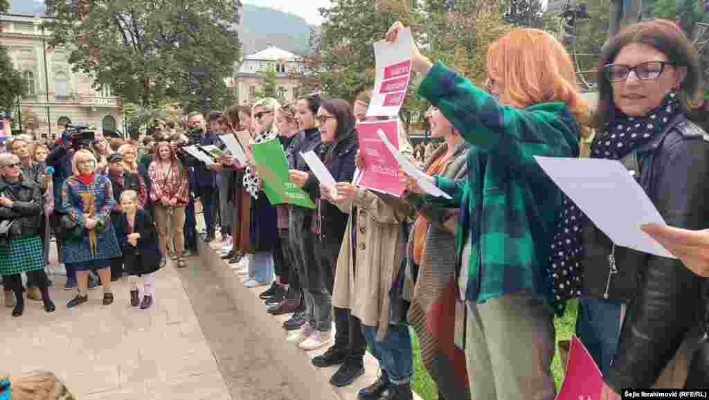 Brojne poruke poslane su sa protesta u Sarajevu. zataženo je i hitno usklađivanje krivičnih zakona s Istanbulskom konvencijom&nbsp;