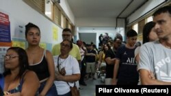 ბრაზილიელი ამომრჩევლების რიგი ერთ-ერთ საარჩევნო უბანზე. 2022 წლის 2 ოქტომბერი