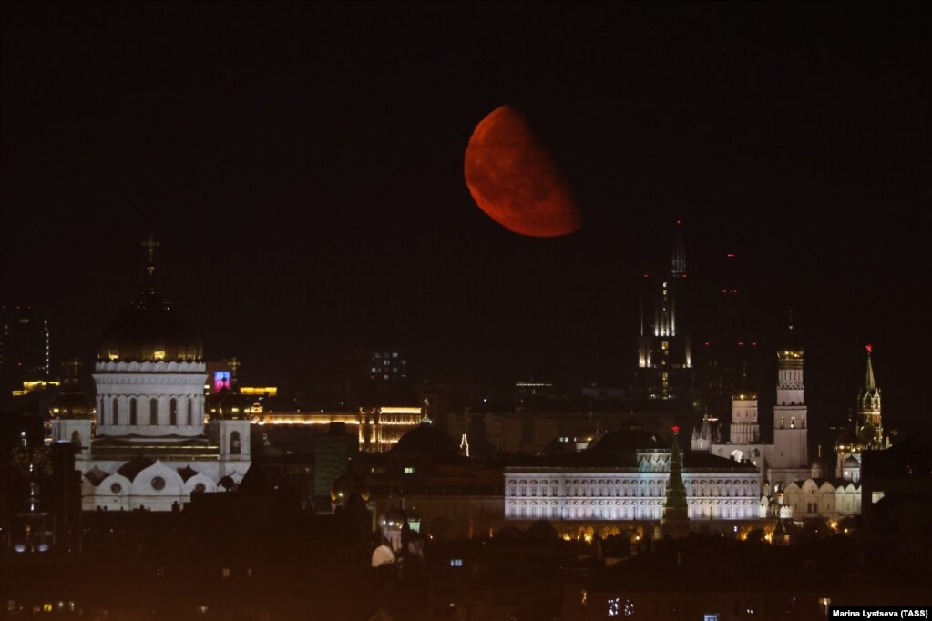 Красная луна над Москвой рано утром 17 октября.