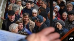 Люди в очереди за едой в пункте выдачи гуманитарной помощи в Краматорске, Украина, 26 сентября 2022 года.
