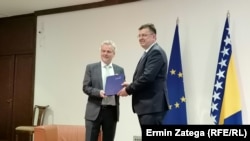 Šef Delegacije EU u BiH Johann Sattler predaje izvještaj EK predsjedavajućem Vijeća ministara Bosne i Hercegovine Zoranu Tegeltiji