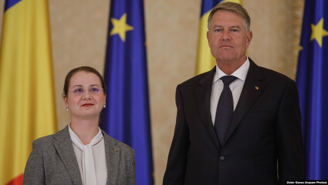 Actualul ministru al Educației, Ligia Deca, a fost consilieră la Cotroceni. Are în față o misiune grea: să implementeze cât mai repede legile educației, astfel încât președintele să poată bifa că a îndeplinit proiectul România educată, dar și să rezolve marile controverse. 