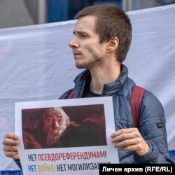  Александър Стоцки на митинг пред съветския културен институт в София 