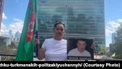 Syýasy tussag Mansur Mingelowyň daýzasy Nurjan Suzer öz ýegeniniň portreti bilen Nýu-Ýorkda protest bildirýär. 