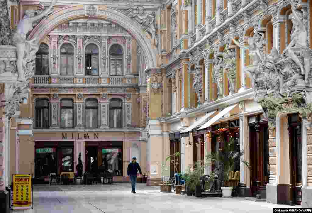 Pasajul Odesa a fost considerat cel mai bun hotel din sudul Rusiei -- până când Hotelul Bristol s-a deschis în apropiere. A fost construit la sfârșitul secolului al XIX-lea în stil Art Nouveau și găzduiește în prezent o galerie comercială și un hotel.