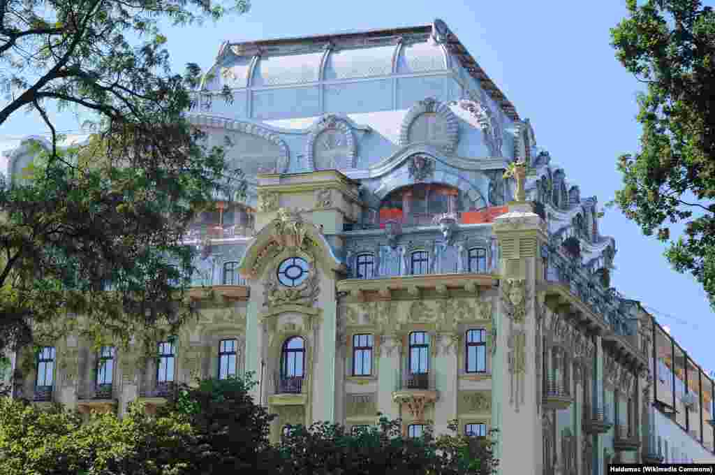 The Grand Hotel Moscow was constructed between 1901 and 1904 in the Art Nouveau style by a Moscow businessman.&nbsp; &nbsp;