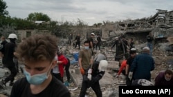 Розбір завалів у Запоріжжі після обстрілу 9 жовтня 2022 року