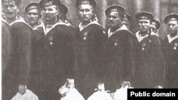 Выжившие моряки крейсера "Варяг" с подарками. Санкт-Петербург. 1904 г.