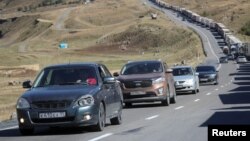 Автомобили после пересечения границы с Грузией, 26 сентября 2022 года