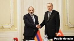 სომხეთის პრემიერ-მინისტრი ნიკოლ ფაშინიანი და თურქეთის პრეზიდენტი რეჯეპ ტაიპ ერდოანი