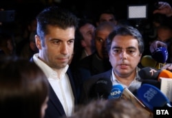  Кирил Петков и Асен Василев пред публицисти в изборната нощ 