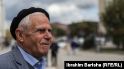 "Ne çka ecim, kemi mundësi lajmërohemi, por disa që nuk mund të ecin, për ta shumë vështirë", thotë pensionisti Hashim Berisha.