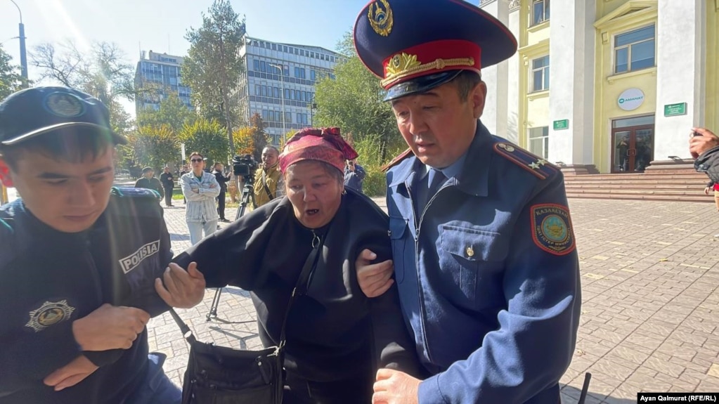 Полиция задерживает активистов перед зданием партии «Аманат» в Алматы. 6 октября 2022 года