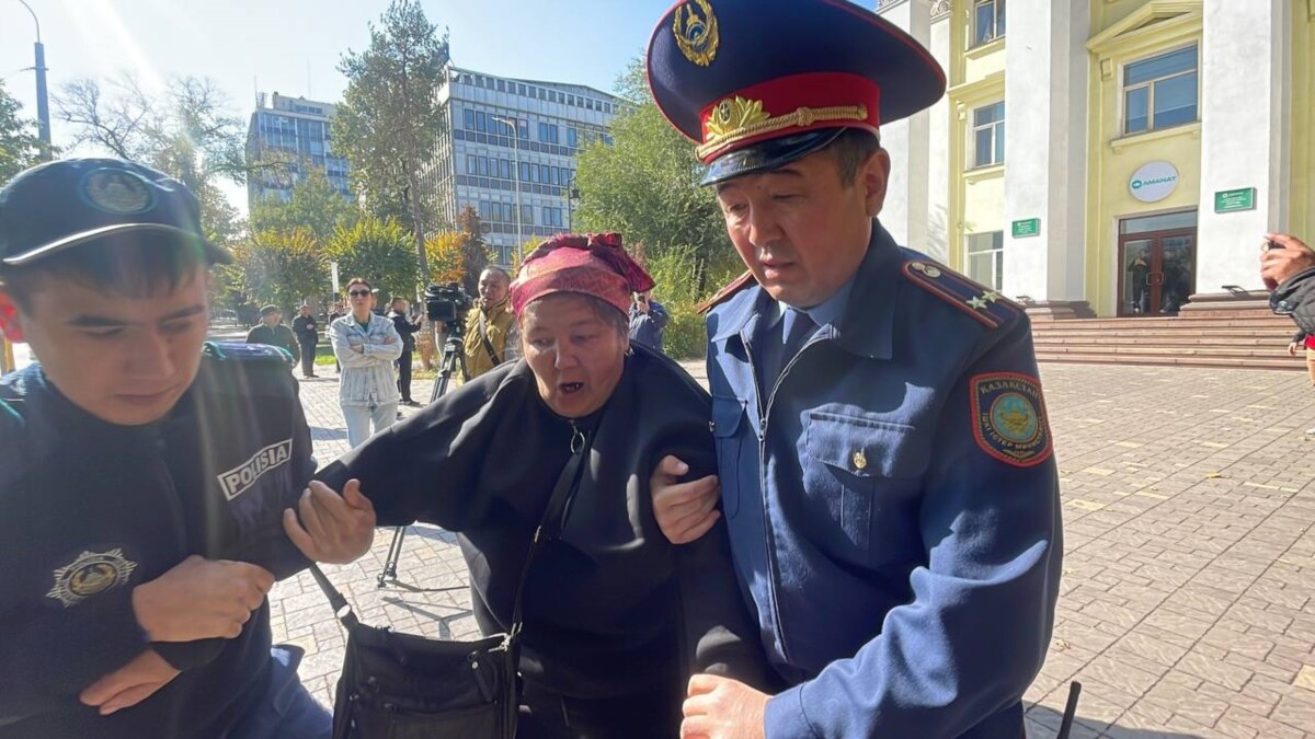 В Алматы полиция задержала активистов Демпартии перед зданием партии Amanat