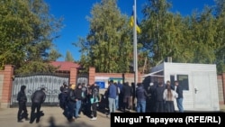 Приехавшие из Крыма люди пришли в посольство Украины в Казахстане в Астане. 3 октября 2022 года