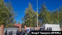 Люди, які приїхали з Криму, прийшли до посольства України в Казахстані в Астані. 3 жовтня 2022 року