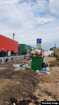 КПП на границе Казахстана и Астраханской области – пробки и мусор