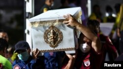 Tajland - Spasioci nose kovčeg s tijelom žrtve u bolnici Udon Thani u provinciji Udon Thani, nakon masovne pucnjave u gradu Uthai Sawan.
