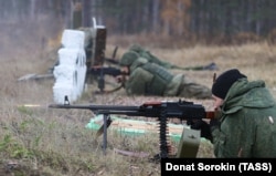 Imagine de la antrenamentul militar al unor rezerviști ruși din regiunea Ekaterinburg, Rusia, 13 octombrie 2022.