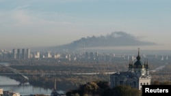 Дым в окрестностях города в результате российских ракетных обстрелов. Киев, Украина, 18 октября 2022 года