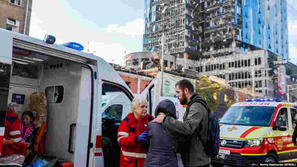 Медики оказывают помощь пострадавшим во время ракетного обстрела Киева