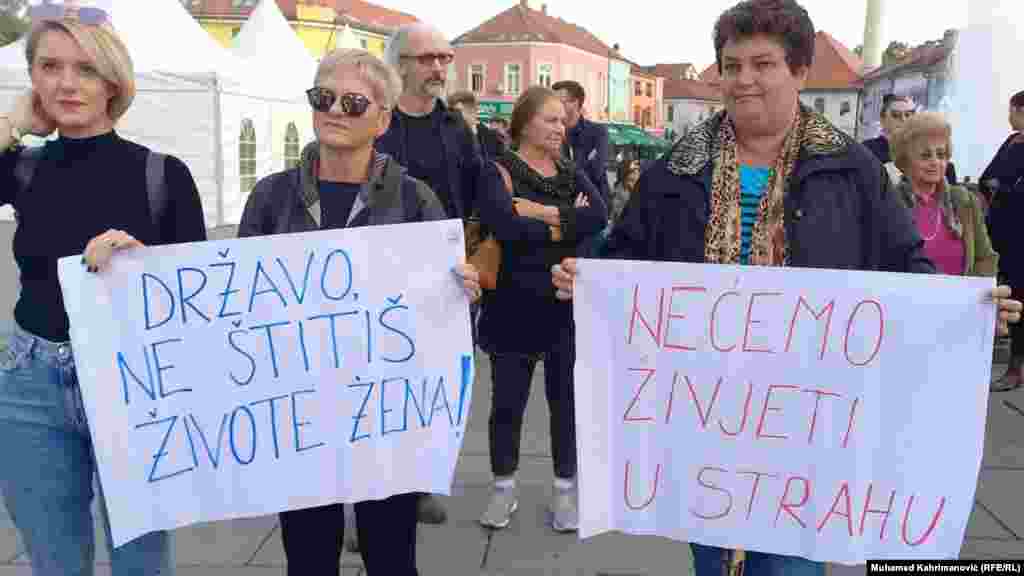 Žene traže i da se osigura prevencija i zaštita od nasilja nad ženama kroz nadležne institucije. Sa protesta u Tuzli.