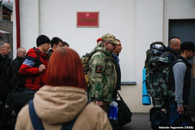 Призывники в рамках частичной мобилизации у сборного пункта, Санкт-Петербург, октябрь 2022