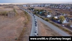 Очередь из автомобилей в сторону границы с Казахстаном, сентябрь 2022. Перед пунктом пропуска "Комсомольский", Оренбургская область