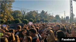 Tanárok, diákok, szülők és szimpatizánsok tiltakoznak a Külső-Pesti Tankerületi Központ épületénél 2022. október 7-én