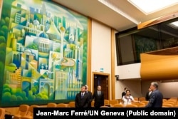 Касым Жомарт Токаев (слева) в бытность генеральным директором Отделения Организации Объединенных Наций в Женеве (ЮНОГ) во время посещения недавно отремонтированного Казахского зала. 2 июля 2013 года