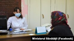 Cel mai mare deficit de cadre medicale se resimte în instituțiile republicane și municipale, unde ar fi nevoie de 369 de medici, în instituțiile raionale de 345 de specialiști, iar în centrele de sănătate de 232.