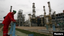 Poljska je na ruti severnog kraka naftovoda "Družba". Na fotografiji: radnik u rafineriji nafte u mestu Plok.