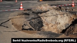 За повідомленнями, внаслідок вибуху утворилася величезна вирва на перехресті однієї з вулиць (фото ілюстративне)