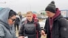 Волонтер помогает россиянам, пересекшим границу через переход «Жайсан». Актюбинская область, 28 сентября 2022 года