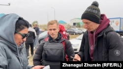 Волонтер помогает россиянам, пересекшим границу через переход «Жайсан». Актюбинская область, 28 сентября 2022 года