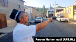 Саъдуллохон Орипов, имам мечети Навобод говорит, что снаряд ударил метрах в 25 от мечети