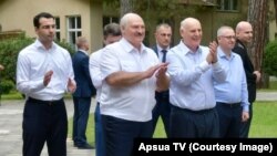 Инал Ардзинба (слева), Александр Лукашенко и Аслан Бжания во время визита белорусского лидера в Пицунду