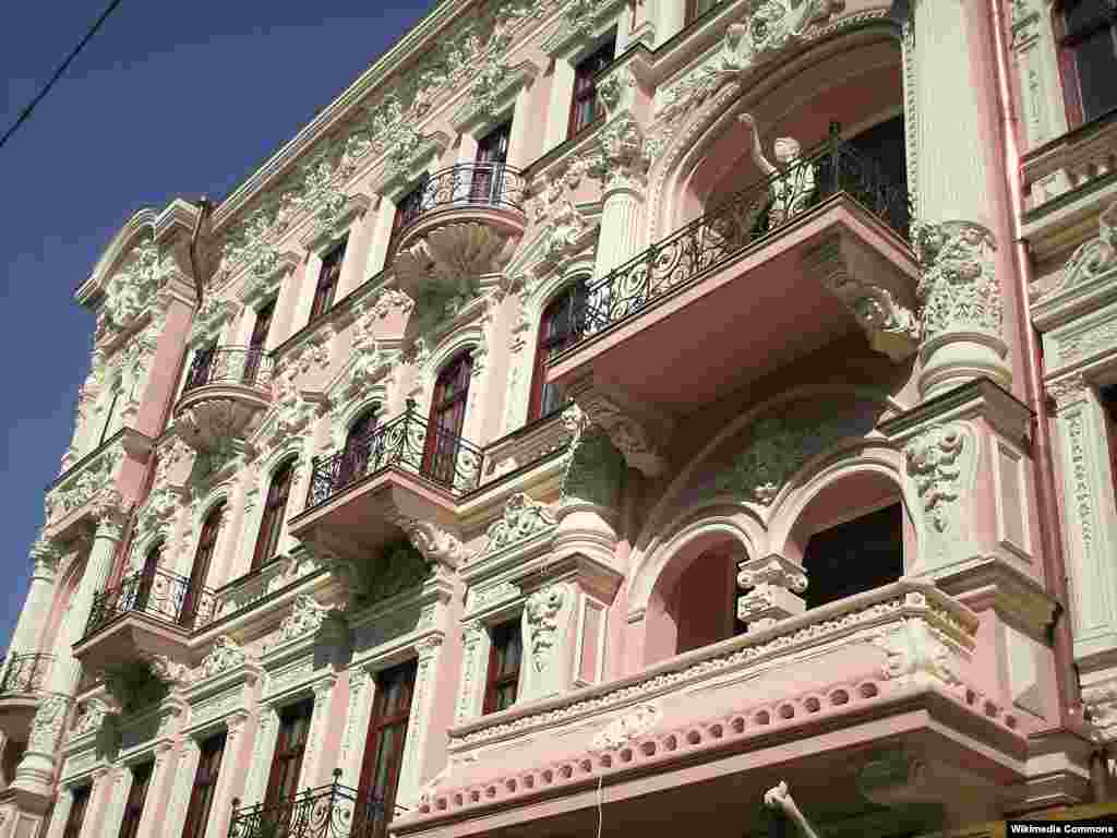 Constructed between 1898 and 1899, the Bristol Hotel is a mixture of Renaissance Revival and Baroque Revival Victorian with Neoclassical statues. The architects were Alexander Bernadazzi and Adolf Minkus. During the Soviet era, the hotel was renamed Hotel Krasnaya (&quot;red&quot; in Russian) for the red banner of the revolution.