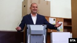 Președintele Bulgariei, Rumen Radev, votând la alegerile din octombrie 2022