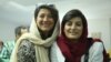 الهه محمدی (راست) و نیلوفر حامدی. این دو روزنامه‌نگار بیش از شش ماه است که به‌دلیل پوشش خبر مرگ و نیز خاکسپاری مهسا (ژینا) امینی در بازداشت هستند
