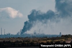 Черный дым поднимается над Славянской ТЭЦ после обстрела, 13 октября 2022 года